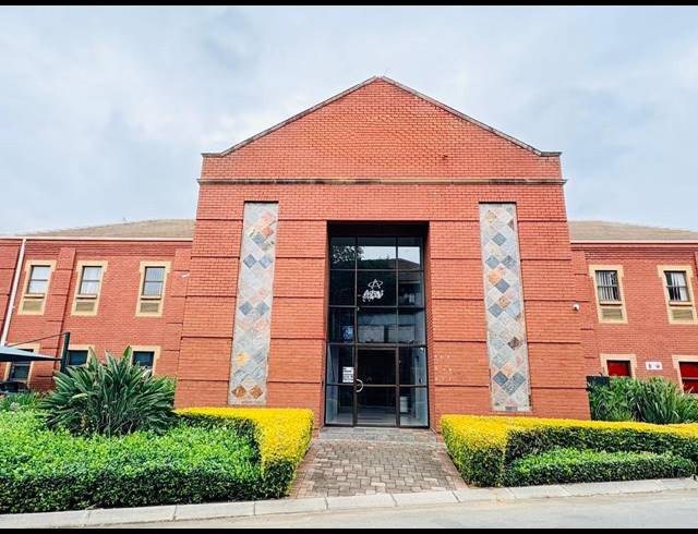 700M² OFFICE FOR SALE IN FOURWAYS